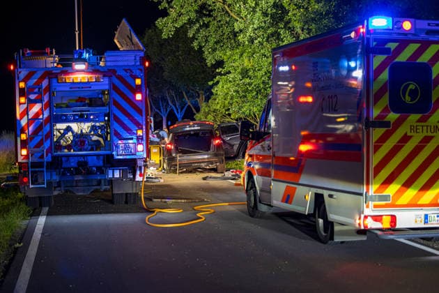 Drei Schusswaffen im Unfallwagen Fahrer kracht in Bäume und wird schwer verletzt In der Nacht auf Dienstag, 15.06.2026, verunglückte ein 45-jähriger Autofahrer kurz vor Mitternacht auf der L3261 zwischen Bensheim-Langwaden und Hähnlein schwer. Sein Mietwagen prallte offenbar wegen zu hoher Geschwindigkeit gegen eine Baustellenabsperrung, fuhr quer über die Fahrbahn und streifte zwei Bäume. Der Fahrer wurde schwer verletzt und kam ins Krankenhaus. Im Fahrzeug fanden Polizeibeamte drei Schusswaffen; ob es sich um Schreckschuss- oder scharfe Waffen handelt, war zunächst unklar. Zudem besteht Verdacht auf Fahren unter Alkoholeinfluss, eine Blutentnahme wurde durchgeführt. Alsbach-Hähnlein Hessen Deutschland *** Three firearms foun