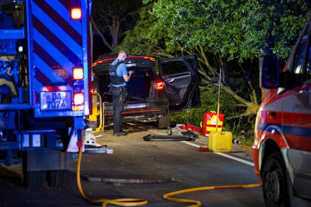 Drei Schusswaffen im Unfallwagen Fahrer kracht in Bäume und wird schwer verletzt In der Nacht auf Dienstag, 15.06.2026, verunglückte ein 45-jähriger Autofahrer kurz vor Mitternacht auf der L3261 zwischen Bensheim-Langwaden und Hähnlein schwer. Sein Mietwagen prallte offenbar wegen zu hoher Geschwindigkeit gegen eine Baustellenabsperrung, fuhr quer über die Fahrbahn und streifte zwei Bäume. Der Fahrer wurde schwer verletzt und kam ins Krankenhaus. Im Fahrzeug fanden Polizeibeamte drei Schusswaffen; ob es sich um Schreckschuss- oder scharfe Waffen handelt, war zunächst unklar. Zudem besteht Verdacht auf Fahren unter Alkoholeinfluss, eine Blutentnahme wurde durchgeführt. Alsbach-Hähnlein Hessen Deutschland *** Three firearms foun