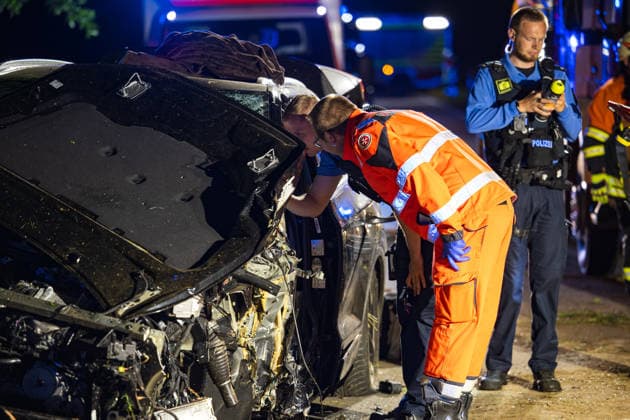 Drei Schusswaffen im Unfallwagen Fahrer kracht in Bäume und wird schwer verletzt In der Nacht auf Dienstag, 15.06.2026, verunglückte ein 45-jähriger Autofahrer kurz vor Mitternacht auf der L3261 zwischen Bensheim-Langwaden und Hähnlein schwer. Sein Mietwagen prallte offenbar wegen zu hoher Geschwindigkeit gegen eine Baustellenabsperrung, fuhr quer über die Fahrbahn und streifte zwei Bäume. Der Fahrer wurde schwer verletzt und kam ins Krankenhaus. Im Fahrzeug fanden Polizeibeamte drei Schusswaffen; ob es sich um Schreckschuss- oder scharfe Waffen handelt, war zunächst unklar. Zudem besteht Verdacht auf Fahren unter Alkoholeinfluss, eine Blutentnahme wurde durchgeführt. Alsbach-Hähnlein Hessen Deutschland *** Three firearms foun