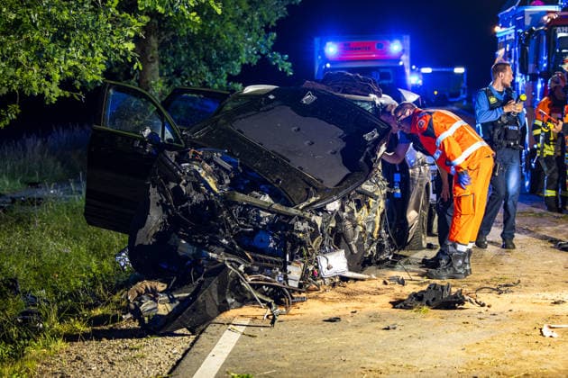 Drei Schusswaffen im Unfallwagen Fahrer kracht in Bäume und wird schwer verletzt In der Nacht auf Dienstag, 15.06.2026, verunglückte ein 45-jähriger Autofahrer kurz vor Mitternacht auf der L3261 zwischen Bensheim-Langwaden und Hähnlein schwer. Sein Mietwagen prallte offenbar wegen zu hoher Geschwindigkeit gegen eine Baustellenabsperrung, fuhr quer über die Fahrbahn und streifte zwei Bäume. Der Fahrer wurde schwer verletzt und kam ins Krankenhaus. Im Fahrzeug fanden Polizeibeamte drei Schusswaffen; ob es sich um Schreckschuss- oder scharfe Waffen handelt, war zunächst unklar. Zudem besteht Verdacht auf Fahren unter Alkoholeinfluss, eine Blutentnahme wurde durchgeführt. Alsbach-Hähnlein Hessen Deutschland *** Three firearms foun