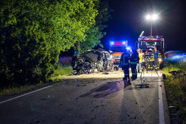 Drei Schusswaffen im Unfallwagen Fahrer kracht in Bäume und wird schwer verletzt In der Nacht auf Dienstag, 15.06.2026, verunglückte ein 45-jähriger Autofahrer kurz vor Mitternacht auf der L3261 zwischen Bensheim-Langwaden und Hähnlein schwer. Sein Mietwagen prallte offenbar wegen zu hoher Geschwindigkeit gegen eine Baustellenabsperrung, fuhr quer über die Fahrbahn und streifte zwei Bäume. Der Fahrer wurde schwer verletzt und kam ins Krankenhaus. Im Fahrzeug fanden Polizeibeamte drei Schusswaffen; ob es sich um Schreckschuss- oder scharfe Waffen handelt, war zunächst unklar. Zudem besteht Verdacht auf Fahren unter Alkoholeinfluss, eine Blutentnahme wurde durchgeführt. Alsbach-Hähnlein Hessen Deutschland *** Three firearms foun