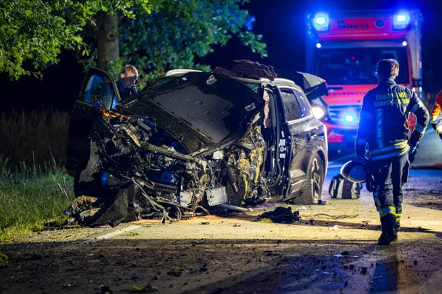 Drei Schusswaffen im Unfallwagen Fahrer kracht in Bäume und wird schwer verletzt In der Nacht auf Dienstag, 15.06.2026, verunglückte ein 45-jähriger Autofahrer kurz vor Mitternacht auf der L3261 zwischen Bensheim-Langwaden und Hähnlein schwer. Sein Mietwagen prallte offenbar wegen zu hoher Geschwindigkeit gegen eine Baustellenabsperrung, fuhr quer über die Fahrbahn und streifte zwei Bäume. Der Fahrer wurde schwer verletzt und kam ins Krankenhaus. Im Fahrzeug fanden Polizeibeamte drei Schusswaffen; ob es sich um Schreckschuss- oder scharfe Waffen handelt, war zunächst unklar. Zudem besteht Verdacht auf Fahren unter Alkoholeinfluss, eine Blutentnahme wurde durchgeführt. Alsbach-Hähnlein Hessen Deutschland *** Three firearms foun