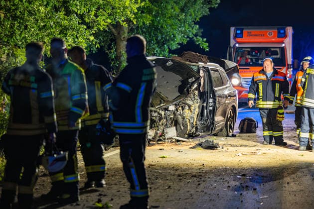Drei Schusswaffen im Unfallwagen Fahrer kracht in Bäume und wird schwer verletzt In der Nacht auf Dienstag, 15.06.2026, verunglückte ein 45-jähriger Autofahrer kurz vor Mitternacht auf der L3261 zwischen Bensheim-Langwaden und Hähnlein schwer. Sein Mietwagen prallte offenbar wegen zu hoher Geschwindigkeit gegen eine Baustellenabsperrung, fuhr quer über die Fahrbahn und streifte zwei Bäume. Der Fahrer wurde schwer verletzt und kam ins Krankenhaus. Im Fahrzeug fanden Polizeibeamte drei Schusswaffen; ob es sich um Schreckschuss- oder scharfe Waffen handelt, war zunächst unklar. Zudem besteht Verdacht auf Fahren unter Alkoholeinfluss, eine Blutentnahme wurde durchgeführt. Alsbach-Hähnlein Hessen Deutschland *** Three firearms foun