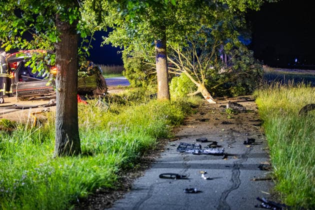 Drei Schusswaffen im Unfallwagen Fahrer kracht in Bäume und wird schwer verletzt In der Nacht auf Dienstag, 15.06.2026, verunglückte ein 45-jähriger Autofahrer kurz vor Mitternacht auf der L3261 zwischen Bensheim-Langwaden und Hähnlein schwer. Sein Mietwagen prallte offenbar wegen zu hoher Geschwindigkeit gegen eine Baustellenabsperrung, fuhr quer über die Fahrbahn und streifte zwei Bäume. Der Fahrer wurde schwer verletzt und kam ins Krankenhaus. Im Fahrzeug fanden Polizeibeamte drei Schusswaffen; ob es sich um Schreckschuss- oder scharfe Waffen handelt, war zunächst unklar. Zudem besteht Verdacht auf Fahren unter Alkoholeinfluss, eine Blutentnahme wurde durchgeführt. Alsbach-Hähnlein Hessen Deutschland *** Three firearms foun