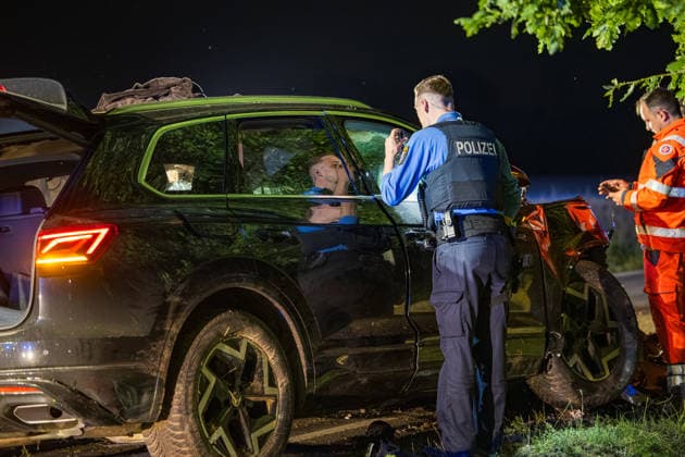 Drei Schusswaffen im Unfallwagen Fahrer kracht in Bäume und wird schwer verletzt In der Nacht auf Dienstag, 15.06.2026, verunglückte ein 45-jähriger Autofahrer kurz vor Mitternacht auf der L3261 zwischen Bensheim-Langwaden und Hähnlein schwer. Sein Mietwagen prallte offenbar wegen zu hoher Geschwindigkeit gegen eine Baustellenabsperrung, fuhr quer über die Fahrbahn und streifte zwei Bäume. Der Fahrer wurde schwer verletzt und kam ins Krankenhaus. Im Fahrzeug fanden Polizeibeamte drei Schusswaffen; ob es sich um Schreckschuss- oder scharfe Waffen handelt, war zunächst unklar. Zudem besteht Verdacht auf Fahren unter Alkoholeinfluss, eine Blutentnahme wurde durchgeführt. Alsbach-Hähnlein Hessen Deutschland *** Three firearms foun
