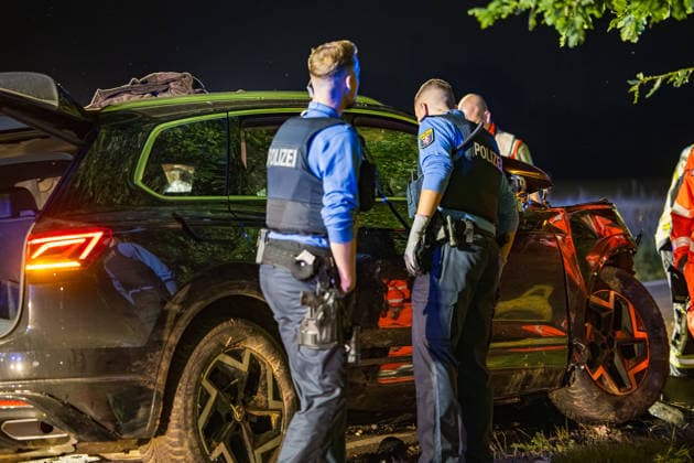 Drei Schusswaffen im Unfallwagen Fahrer kracht in Bäume und wird schwer verletzt In der Nacht auf Dienstag, 15.06.2026, verunglückte ein 45-jähriger Autofahrer kurz vor Mitternacht auf der L3261 zwischen Bensheim-Langwaden und Hähnlein schwer. Sein Mietwagen prallte offenbar wegen zu hoher Geschwindigkeit gegen eine Baustellenabsperrung, fuhr quer über die Fahrbahn und streifte zwei Bäume. Der Fahrer wurde schwer verletzt und kam ins Krankenhaus. Im Fahrzeug fanden Polizeibeamte drei Schusswaffen; ob es sich um Schreckschuss- oder scharfe Waffen handelt, war zunächst unklar. Zudem besteht Verdacht auf Fahren unter Alkoholeinfluss, eine Blutentnahme wurde durchgeführt. Alsbach-Hähnlein Hessen Deutschland *** Three firearms foun