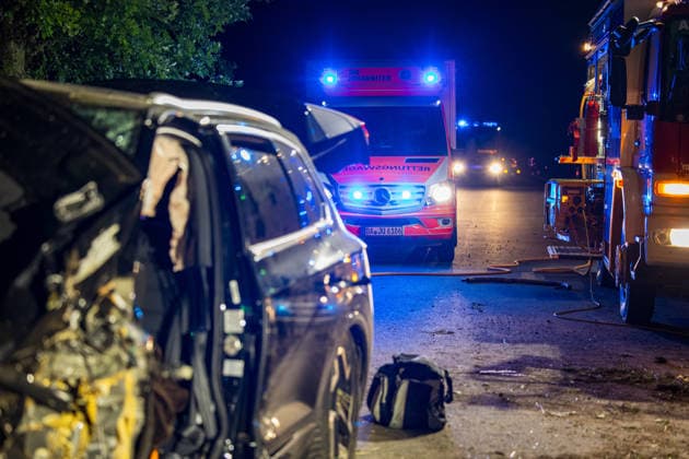 Drei Schusswaffen im Unfallwagen Fahrer kracht in Bäume und wird schwer verletzt In der Nacht auf Dienstag, 15.06.2026, verunglückte ein 45-jähriger Autofahrer kurz vor Mitternacht auf der L3261 zwischen Bensheim-Langwaden und Hähnlein schwer. Sein Mietwagen prallte offenbar wegen zu hoher Geschwindigkeit gegen eine Baustellenabsperrung, fuhr quer über die Fahrbahn und streifte zwei Bäume. Der Fahrer wurde schwer verletzt und kam ins Krankenhaus. Im Fahrzeug fanden Polizeibeamte drei Schusswaffen; ob es sich um Schreckschuss- oder scharfe Waffen handelt, war zunächst unklar. Zudem besteht Verdacht auf Fahren unter Alkoholeinfluss, eine Blutentnahme wurde durchgeführt. Alsbach-Hähnlein Hessen Deutschland *** Three firearms foun