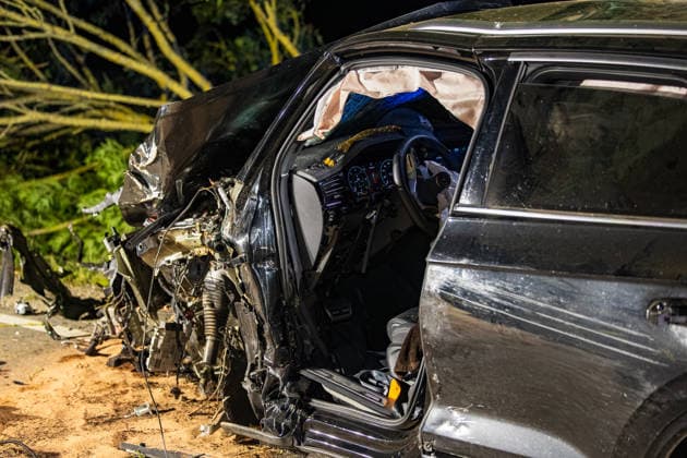 Drei Schusswaffen im Unfallwagen Fahrer kracht in Bäume und wird schwer verletzt In der Nacht auf Dienstag, 15.06.2026, verunglückte ein 45-jähriger Autofahrer kurz vor Mitternacht auf der L3261 zwischen Bensheim-Langwaden und Hähnlein schwer. Sein Mietwagen prallte offenbar wegen zu hoher Geschwindigkeit gegen eine Baustellenabsperrung, fuhr quer über die Fahrbahn und streifte zwei Bäume. Der Fahrer wurde schwer verletzt und kam ins Krankenhaus. Im Fahrzeug fanden Polizeibeamte drei Schusswaffen; ob es sich um Schreckschuss- oder scharfe Waffen handelt, war zunächst unklar. Zudem besteht Verdacht auf Fahren unter Alkoholeinfluss, eine Blutentnahme wurde durchgeführt. Alsbach-Hähnlein Hessen Deutschland *** Three firearms foun
