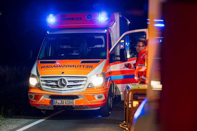 Drei Schusswaffen im Unfallwagen Fahrer kracht in Bäume und wird schwer verletzt In der Nacht auf Dienstag, 15.06.2026, verunglückte ein 45-jähriger Autofahrer kurz vor Mitternacht auf der L3261 zwischen Bensheim-Langwaden und Hähnlein schwer. Sein Mietwagen prallte offenbar wegen zu hoher Geschwindigkeit gegen eine Baustellenabsperrung, fuhr quer über die Fahrbahn und streifte zwei Bäume. Der Fahrer wurde schwer verletzt und kam ins Krankenhaus. Im Fahrzeug fanden Polizeibeamte drei Schusswaffen; ob es sich um Schreckschuss- oder scharfe Waffen handelt, war zunächst unklar. Zudem besteht Verdacht auf Fahren unter Alkoholeinfluss, eine Blutentnahme wurde durchgeführt. Alsbach-Hähnlein Hessen Deutschland *** Three firearms foun