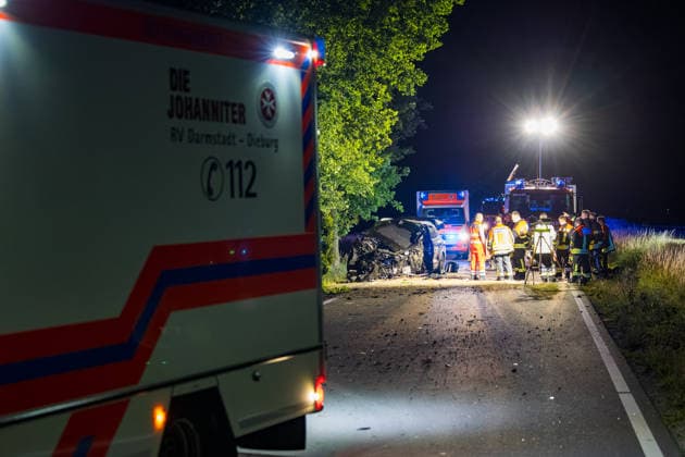 Drei Schusswaffen im Unfallwagen Fahrer kracht in Bäume und wird schwer verletzt In der Nacht auf Dienstag, 15.06.2026, verunglückte ein 45-jähriger Autofahrer kurz vor Mitternacht auf der L3261 zwischen Bensheim-Langwaden und Hähnlein schwer. Sein Mietwagen prallte offenbar wegen zu hoher Geschwindigkeit gegen eine Baustellenabsperrung, fuhr quer über die Fahrbahn und streifte zwei Bäume. Der Fahrer wurde schwer verletzt und kam ins Krankenhaus. Im Fahrzeug fanden Polizeibeamte drei Schusswaffen; ob es sich um Schreckschuss- oder scharfe Waffen handelt, war zunächst unklar. Zudem besteht Verdacht auf Fahren unter Alkoholeinfluss, eine Blutentnahme wurde durchgeführt. Alsbach-Hähnlein Hessen Deutschland *** Three firearms foun