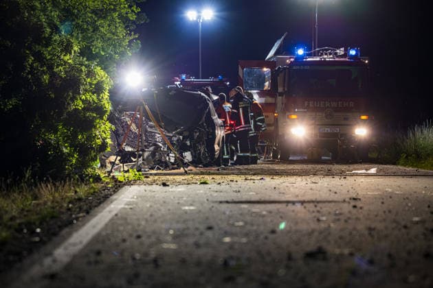 Drei Schusswaffen im Unfallwagen Fahrer kracht in Bäume und wird schwer verletzt In der Nacht auf Dienstag, 15.06.2026, verunglückte ein 45-jähriger Autofahrer kurz vor Mitternacht auf der L3261 zwischen Bensheim-Langwaden und Hähnlein schwer. Sein Mietwagen prallte offenbar wegen zu hoher Geschwindigkeit gegen eine Baustellenabsperrung, fuhr quer über die Fahrbahn und streifte zwei Bäume. Der Fahrer wurde schwer verletzt und kam ins Krankenhaus. Im Fahrzeug fanden Polizeibeamte drei Schusswaffen; ob es sich um Schreckschuss- oder scharfe Waffen handelt, war zunächst unklar. Zudem besteht Verdacht auf Fahren unter Alkoholeinfluss, eine Blutentnahme wurde durchgeführt. Alsbach-Hähnlein Hessen Deutschland *** Three firearms foun