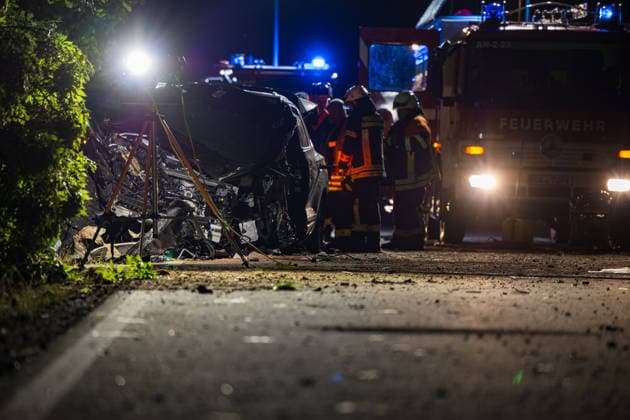 Drei Schusswaffen im Unfallwagen Fahrer kracht in Bäume und wird schwer verletzt In der Nacht auf Dienstag, 15.06.2026, verunglückte ein 45-jähriger Autofahrer kurz vor Mitternacht auf der L3261 zwischen Bensheim-Langwaden und Hähnlein schwer. Sein Mietwagen prallte offenbar wegen zu hoher Geschwindigkeit gegen eine Baustellenabsperrung, fuhr quer über die Fahrbahn und streifte zwei Bäume. Der Fahrer wurde schwer verletzt und kam ins Krankenhaus. Im Fahrzeug fanden Polizeibeamte drei Schusswaffen; ob es sich um Schreckschuss- oder scharfe Waffen handelt, war zunächst unklar. Zudem besteht Verdacht auf Fahren unter Alkoholeinfluss, eine Blutentnahme wurde durchgeführt. Alsbach-Hähnlein Hessen Deutschland *** Three firearms foun