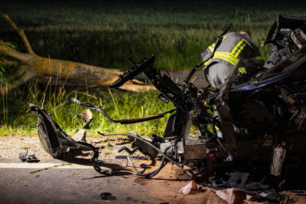 Drei Schusswaffen im Unfallwagen Fahrer kracht in Bäume und wird schwer verletzt In der Nacht auf Dienstag, 15.06.2026, verunglückte ein 45-jähriger Autofahrer kurz vor Mitternacht auf der L3261 zwischen Bensheim-Langwaden und Hähnlein schwer. Sein Mietwagen prallte offenbar wegen zu hoher Geschwindigkeit gegen eine Baustellenabsperrung, fuhr quer über die Fahrbahn und streifte zwei Bäume. Der Fahrer wurde schwer verletzt und kam ins Krankenhaus. Im Fahrzeug fanden Polizeibeamte drei Schusswaffen; ob es sich um Schreckschuss- oder scharfe Waffen handelt, war zunächst unklar. Zudem besteht Verdacht auf Fahren unter Alkoholeinfluss, eine Blutentnahme wurde durchgeführt. Alsbach-Hähnlein Hessen Deutschland *** Three firearms foun