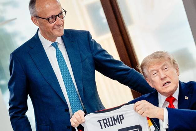 Évian-les-Bains, Frankreich, 16.06.2026: Hotel Royal: G7-Gipfel: Bundeskanzler Friedrich Merz (CDU) übergibt ein Deutschlandtrikot an US-Präsident Donald Trump *** Évian-les-Bains, France, June 16, 2026 Hotel Royal G7 Summit Copyright: xDenzel,xJesco BPA dtsxNachrichtenagenturx dts_123293