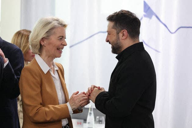 G7 Summit - Meeting With President Zelensky Ukrainian President Volodymyr Zelensky meets with European Commission President Ursula von der Leyen during a meeting with the President of Ukraine at the G7 summit in Evian, France on June 16, 2026. Photo by Dominique Jacovides Bestimage ABACAPRESS.COM Evian France  Copyright: xJacovidesxDominique Pool ABACAx
