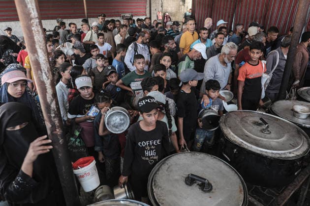 Hot meals distributed to displaced Palestinians in Gaza DEIR AL-BALAH, GAZA, PALESTINE - JUNE 16: Palestinians wait to receive hot food distributed by a charity in Nuseirat Camp, as the food crisis continues due to ongoing Israeli attacks on the Gaza Strip and limited humanitarian aid access, in Deir al-Balah, Gaza, Palestine, on June 16, 2026. Moiz Salhi Anadolu Deir al-Balah Gaza. Editorial use only. Please get in touch for any other usage.  Copyright: x2026xAnadoluxMoizxSalhix