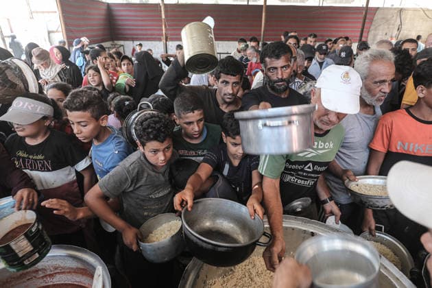 Hot meals distributed to displaced Palestinians in Gaza DEIR AL-BALAH, GAZA, PALESTINE - JUNE 16: Palestinians wait to receive hot food distributed by a charity in Nuseirat Camp, as the food crisis continues due to ongoing Israeli attacks on the Gaza Strip and limited humanitarian aid access, in Deir al-Balah, Gaza, Palestine, on June 16, 2026. Moiz Salhi Anadolu Deir al-Balah Gaza. Editorial use only. Please get in touch for any other usage.  Copyright: x2026xAnadoluxMoizxSalhix