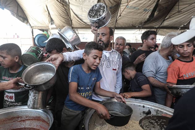 Hot meals distributed to displaced Palestinians in Gaza DEIR AL-BALAH, GAZA, PALESTINE - JUNE 16: Palestinians wait to receive hot food distributed by a charity in Nuseirat Camp, as the food crisis continues due to ongoing Israeli attacks on the Gaza Strip and limited humanitarian aid access, in Deir al-Balah, Gaza, Palestine, on June 16, 2026. Moiz Salhi Anadolu Deir al-Balah Gaza. Editorial use only. Please get in touch for any other usage.  Copyright: x2026xAnadoluxMoizxSalhix