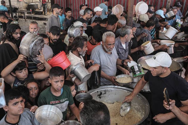 Hot meals distributed to displaced Palestinians in Gaza DEIR AL-BALAH, GAZA, PALESTINE - JUNE 16: Palestinians wait to receive hot food distributed by a charity in Nuseirat Camp, as the food crisis continues due to ongoing Israeli attacks on the Gaza Strip and limited humanitarian aid access, in Deir al-Balah, Gaza, Palestine, on June 16, 2026. Moiz Salhi Anadolu Deir al-Balah Gaza. Editorial use only. Please get in touch for any other usage.  Copyright: x2026xAnadoluxMoizxSalhix