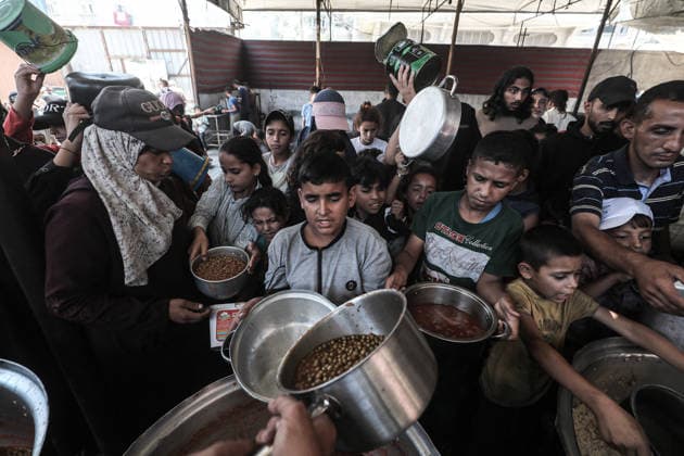 Hot meals distributed to displaced Palestinians in Gaza DEIR AL-BALAH, GAZA, PALESTINE - JUNE 16: Palestinians wait to receive hot food distributed by a charity in Nuseirat Camp, as the food crisis continues due to ongoing Israeli attacks on the Gaza Strip and limited humanitarian aid access, in Deir al-Balah, Gaza, Palestine, on June 16, 2026. Moiz Salhi Anadolu Deir al-Balah Gaza. Editorial use only. Please get in touch for any other usage.  Copyright: x2026xAnadoluxMoizxSalhix