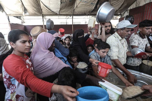 Hot meals distributed to displaced Palestinians in Gaza DEIR AL-BALAH, GAZA, PALESTINE - JUNE 16: Palestinians wait to receive hot food distributed by a charity in Nuseirat Camp, as the food crisis continues due to ongoing Israeli attacks on the Gaza Strip and limited humanitarian aid access, in Deir al-Balah, Gaza, Palestine, on June 16, 2026. Moiz Salhi Anadolu Deir al-Balah Gaza. Editorial use only. Please get in touch for any other usage.  Copyright: x2026xAnadoluxMoizxSalhix