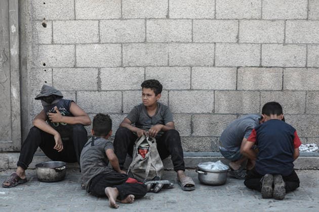 Hot meals distributed to displaced Palestinians in Gaza DEIR AL-BALAH, GAZA, PALESTINE - JUNE 16: Palestinian children wait to receive hot food distributed by a charity in Nuseirat Camp, as the food crisis continues due to ongoing Israeli attacks on the Gaza Strip and limited humanitarian aid access, in Deir al-Balah, Gaza, Palestine, on June 16, 2026. Moiz Salhi Anadolu Deir al-Balah Gaza. Editorial use only. Please get in touch for any other usage.  Copyright: x2026xAnadoluxMoizxSalhix