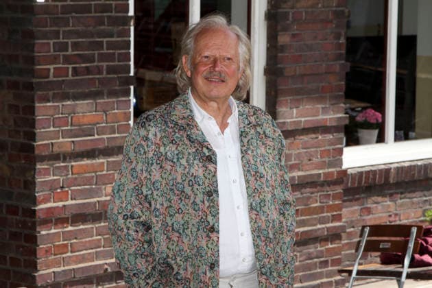 ABB MILBERG - Axel Milberg als Gastrokritiker beim NDR Set Szene Fototermin zum TV Film AT Risotto brutale Drehort Oberhafenkantine in Hamburg am 16.06.2026 Hamburg Deutschland *** ABB MILBERG Axel Milberg as a food critic on the NDR set for a photo shoot for the TV movie AT Risotto at the Oberhafenkantine in Hamburg on June 16, 2026, Hamburg, Germany,detected_source_language