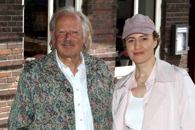 Axel Milberg und Maren Eggert beim Fototermin am Rande der Dreharbeiten zum ARD Film Risotto brutale ibei der Oberhafenkantine am 16.06.2026 in Hamburg Am Set vom ARD Film Risotto brutale mit Axel Milberg und Maren Eggert in Hamburg *** Axel Milberg and Maren Eggert at a photo shoot on the sidelines of the filming of the ARD movie Risotto brutale at the Oberhafenkantine on June 16, 2026, in Hamburg On the set of the ARD movie Risotto brutale with Axel Milberg and Maren Eggert in Hamburg,detected_source_language 