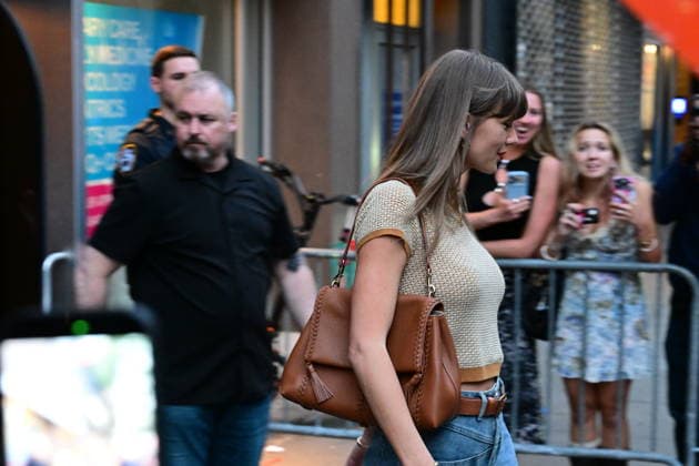 June 16, 2026, New York, New York, USA: American singer-songwriter Taylor Swift walks out of Electric Lady Studios in Greenwich Village in New York, New York on Tuesday, June 16, 2026 New York USA - ZUMAs152 20260616_faa_s152_006 Copyright: xKylexMazzax