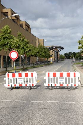 Absperrung am Hauptbahnhof während der Entschärfung einer Fliegerbombe aus dem Zweiten Weltkrieg in Potsdam, 16. Juni 2026. Bombenentschärfung in Potsdam *** Barricade at the main train station during the defusing of a World War II aerial bomb in Potsdam, June 16, 2026 Bomb disposal in Potsdam,detected_source_language