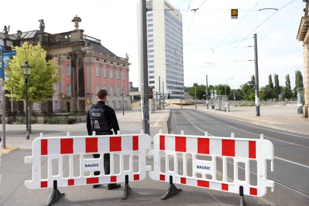 Ein Polizist steht an einer Absperrung am Landtag während der Entschärfung einer Fliegerbombe aus dem Zweiten Weltkrieg in Potsdam, 16. Juni 2026. Bombenentschärfung in Potsdam *** A police officer stands at a barrier outside the state parliament building during the defusing of a World War II aerial bomb in Potsdam, June 16, 2026 Bomb disposal in Potsdam,detected_source_language
