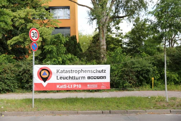 Katastrophenschutz-Leuchtturm für betroffene Bürger an einer Turnhalle in Zentrum-Ost während der Entschärfung einer Fliegerbombe aus dem Zweiten Weltkrieg in Potsdam, 16. Juni 2026. Bombenentschärfung in Potsdam *** Civil defense