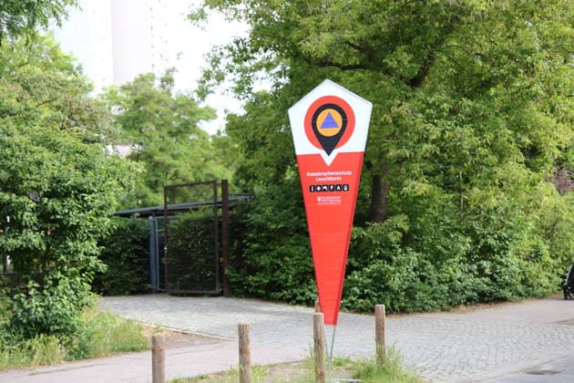 Katastrophenschutz-Leuchtturm für betroffene Bürger an einer Turnhalle in Zentrum-Ost während der Entschärfung einer Fliegerbombe aus dem Zweiten Weltkrieg in Potsdam, 16. Juni 2026. Bombenentschärfung in Potsdam *** Civil defense