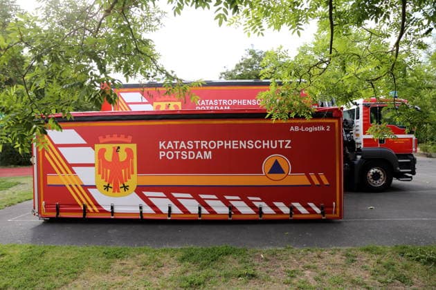 Container und Fahrzeug des Katastropenschutzes während der Entschärfung einer Fliegerbombe aus dem Zweiten Weltkrieg in Potsdam, 16. Juni 2026. Bombenentschärfung in Potsdam *** Civil defense containers and vehicles during the defusing of a World War II aerial bomb in Potsdam, June 16, 2026 Bomb disposal in Potsdam,detected_source_language