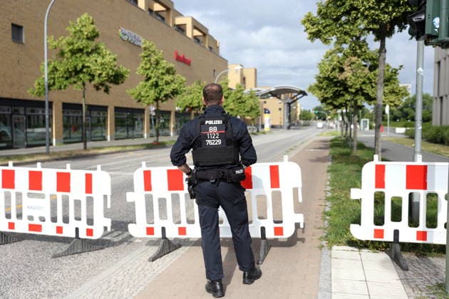 Ein Polizist steht an einer Absperrung am Hauptbahnhof während der Entschärfung einer Fliegerbombe aus dem Zweiten Weltkrieg in Potsdam, 16. Juni 2026. Bombenentschärfung in Potsdam *** A police officer stands at a barrier at the main train station during the defusing of a World War II aerial bomb in Potsdam, June 16, 2026 Bomb disposal in Potsdam,detected_source_language
