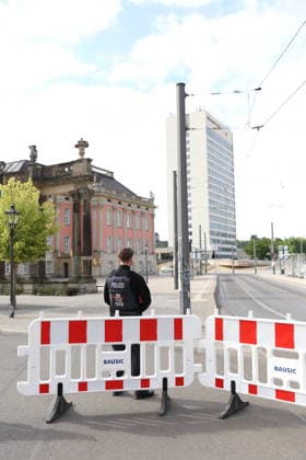 Ein Polizist steht an einer Absperrung am Landtag während der Entschärfung einer Fliegerbombe aus dem Zweiten Weltkrieg in Potsdam, 16. Juni 2026. Bombenentschärfung in Potsdam *** A police officer stands at a barrier outside the state parliament building during the defusing of a World War II aerial bomb in Potsdam, June 16, 2026 Bomb disposal in Potsdam,detected_source_language