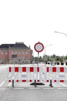 Absperrung am Landtag auf der Breiten Straße während der Entschärfung einer Fliegerbombe aus dem Zweiten Weltkrieg in Potsdam, 16. Juni 2026. Bombenentschärfung in Potsdam *** Barricade at the State Parliament on Breite Straße during the defusing of a World War II aerial bomb in Potsdam, June 16, 2026 Bomb disposal in Potsdam,detected_source_language
