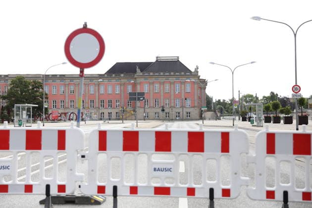 Absperrung am Landtag auf der Breiten Straße während der Entschärfung einer Fliegerbombe aus dem Zweiten Weltkrieg in Potsdam, 16. Juni 2026. Bombenentschärfung in Potsdam *** Barricade at the State Parliament on Breite Straße during the defusing of a World War II aerial bomb in Potsdam, June 16, 2026 Bomb disposal in Potsdam,detected_source_language