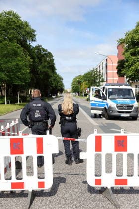 Ein Polizist und eine Polizistin stehen an einer Absperrung auf der Friedrich-Engels-Straße während der Entschärfung einer Fliegerbombe aus dem Zweiten Weltkrieg in Potsdam, 16. Juni 2026. Bombenentschärfung in Potsdam *** A male and a female police officer stand at a police barrier on Friedrich Engels Street during the defusing of a World War II aerial bomb in Potsdam, June 16, 2026 Bomb disposal in Potsdam,detected_source_language