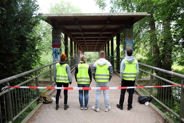 Helfer stehen an einer Absperrung auf einer Brücke im Nuthepark während der Entschärfung einer Fliegerbombe aus dem Zweiten Weltkrieg in Potsdam, 16. Juni 2026. Bombenentschärfung in Potsdam *** Rescue workers stand behind a barrier on a bridge in Nuthepark during the defusing of a World War II aerial bomb in Potsdam, June 16, 2026 Bomb disposal in Potsdam,detected_source_language