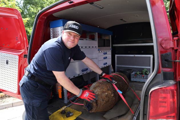 Mike Schwitzke (Sprengmeister Kampfmittelbeseitigungsdienst Brandenburg) zeigt die entschärfte Fliegerbombe aus dem Zweiten Weltkrieg auf einer Baustelle unterhalb des Brauhausbergs in Potsdam, 16. Juni 2026. Bombenentschärfung in Potsdam *** Mike Schwitzke, a bomb disposal expert with the Brandenburg Explosive Ordnance Disposal Service, displays the defused World War II aerial bomb at a construction site below Brauhausberg in Potsdam, June 16, 2026. Bomb disposal in Potsdam,detected_source_language