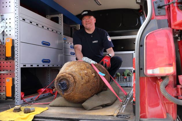 Mike Schwitzke (Sprengmeister Kampfmittelbeseitigungsdienst Brandenburg) zeigt die entschärfte Fliegerbombe aus dem Zweiten Weltkrieg auf einer Baustelle unterhalb des Brauhausbergs in Potsdam, 16. Juni 2026. Bombenentschärfung in Potsdam *** Mike Schwitzke, a bomb disposal expert with the Brandenburg Explosive Ordnance Disposal Service, displays the defused World War II aerial bomb at a construction site below Brauhausberg in Potsdam, June 16, 2026. Bomb disposal in Potsdam,detected_source_language