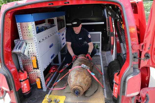 Mike Schwitzke (Sprengmeister Kampfmittelbeseitigungsdienst Brandenburg) zeigt die entschärfte Fliegerbombe aus dem Zweiten Weltkrieg auf einer Baustelle unterhalb des Brauhausbergs in Potsdam, 16. Juni 2026. Bombenentschärfung in Potsdam *** Mike Schwitzke, a bomb disposal expert with the Brandenburg Explosive Ordnance Disposal Service, displays the defused World War II aerial bomb at a construction site below Brauhausberg in Potsdam, June 16, 2026. Bomb disposal in Potsdam,detected_source_language