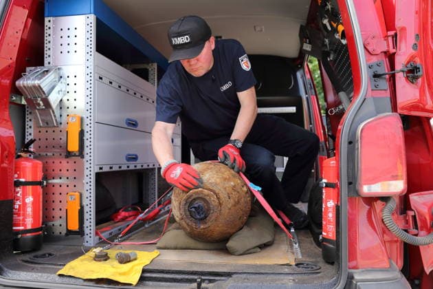 Mike Schwitzke (Sprengmeister Kampfmittelbeseitigungsdienst Brandenburg) zeigt die entschärfte Fliegerbombe aus dem Zweiten Weltkrieg auf einer Baustelle unterhalb des Brauhausbergs in Potsdam, 16. Juni 2026. Bombenentschärfung in Potsdam *** Mike Schwitzke, a bomb disposal expert with the Brandenburg Explosive Ordnance Disposal Service, displays the defused World War II aerial bomb at a construction site below Brauhausberg in Potsdam, June 16, 2026. Bomb disposal in Potsdam,detected_source_language
