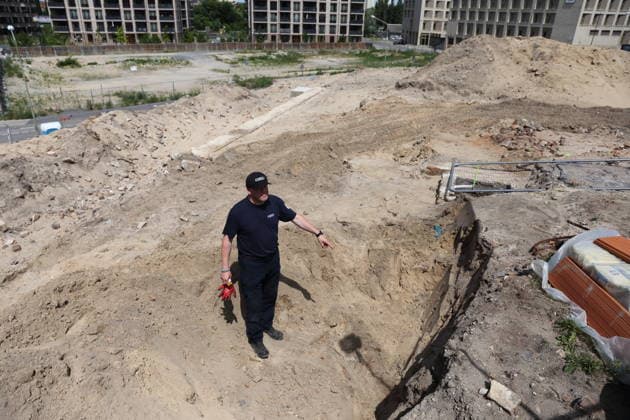 Mike Schwitzke (Sprengmeister Kampfmittelbeseitigungsdienst Brandenburg) zeigt den Fundort einer entschärften Fliegerbombe aus dem Zweiten Weltkrieg auf einer Baustelle unterhalb des Brauhausbergs in Potsdam, 16. Juni 2026. Bombenentschärfung in Potsdam *** Mike Schwitzke, a bomb disposal expert with the Brandenburg Explosive Ordnance Disposal Service, points to the site where a defused World War II aerial bomb was found on a construction site below Brauhausberg in Potsdam, June 16, 2026. Bomb disposal in Potsdam,detected_source_language