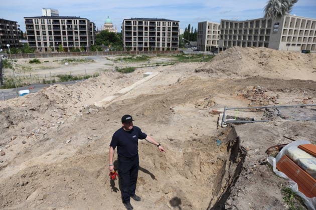 Mike Schwitzke (Sprengmeister Kampfmittelbeseitigungsdienst Brandenburg) zeigt den Fundort einer entschärften Fliegerbombe aus dem Zweiten Weltkrieg auf einer Baustelle unterhalb des Brauhausbergs in Potsdam, 16. Juni 2026. Bombenentschärfung in Potsdam *** Mike Schwitzke, a bomb disposal expert with the Brandenburg Explosive Ordnance Disposal Service, points to the site where a defused World War II aerial bomb was found on a construction site below Brauhausberg in Potsdam, June 16, 2026. Bomb disposal in Potsdam,detected_source_language