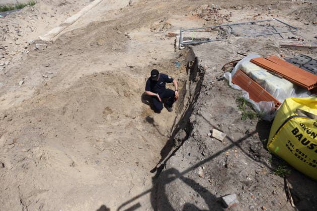 Mike Schwitzke (Sprengmeister Kampfmittelbeseitigungsdienst Brandenburg) zeigt den Fundort einer entschärften Fliegerbombe aus dem Zweiten Weltkrieg auf einer Baustelle unterhalb des Brauhausbergs in Potsdam, 16. Juni 2026. Bombenentschärfung in Potsdam *** Mike Schwitzke, a bomb disposal expert with the Brandenburg Explosive Ordnance Disposal Service, points to the site where a defused World War II aerial bomb was found on a construction site below Brauhausberg in Potsdam, June 16, 2026. Bomb disposal in Potsdam,detected_source_language