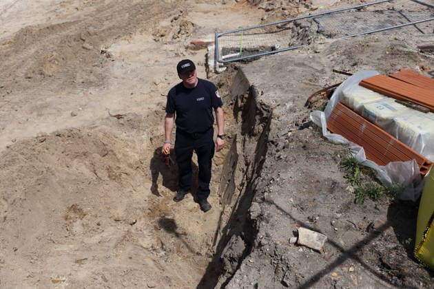 Mike Schwitzke (Sprengmeister Kampfmittelbeseitigungsdienst Brandenburg) zeigt den Fundort einer entschärften Fliegerbombe aus dem Zweiten Weltkrieg auf einer Baustelle unterhalb des Brauhausbergs in Potsdam, 16. Juni 2026. Bombenentschärfung in Potsdam *** Mike Schwitzke, a bomb disposal expert with the Brandenburg Explosive Ordnance Disposal Service, points to the site where a defused World War II aerial bomb was found on a construction site below Brauhausberg in Potsdam, June 16, 2026. Bomb disposal in Potsdam,detected_source_language