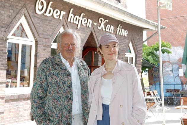 Film, Risoto bruale Fototermin in Hamburg Axel Milberg und Maren Eggert beim Fototermin am Set vom NDR-Film Risotto brutale (AT) in der Oberhafen-Kantine. Hambnrg, 16.06.2026 *** Axel Milberg and Maren Eggert at a photo shoot on the set of the NDR film Risotto brutale at the Oberhafen Kantine in Hamburg, June 16, 2026,detected_source_language Foto:xC.xTamckex xFuturexImagex risotto_6609