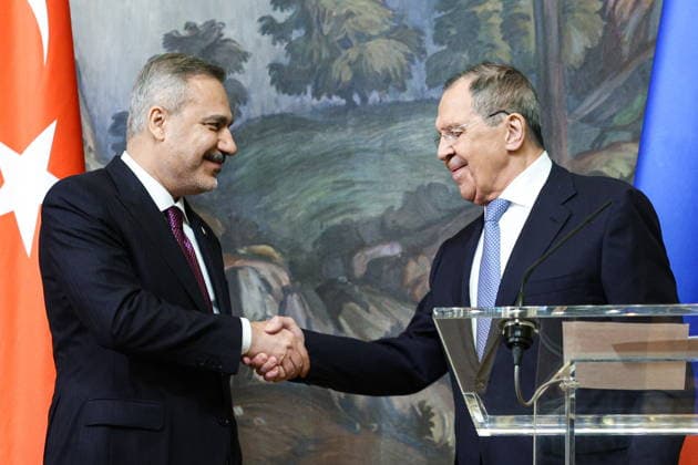 RUSSIA, MOSCOW - JUNE 16, 2026: Russia s Foreign Minister Sergei Lavrov (R) and Hakan Fidan, Foreign Minister of Turkey, shake hands after a press conference following their talks at the Reception House of the Foreign Ministry Moscow Russia  - ZUMAt113 20260616_zaa_t113_163 Copyright: xAlexanderxShcherbakx
